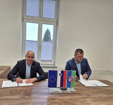 Podpis pogodbe za celovito obnovo podružnične šole Sušje