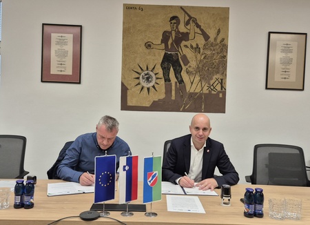 Podpisana je pogodba za izvedbo sončne elektrarne na objektu Športnega centra Ribnica