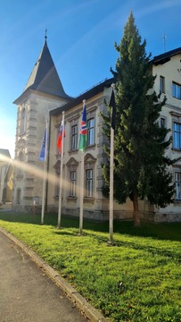 Izobešena črna zastava v znak solidarnosti z Novim mestom