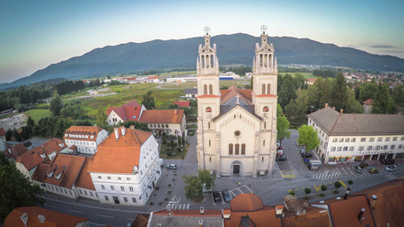 Cerkev s Plečnikovimi zvoniki