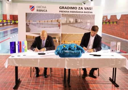 Podpisana je Pogodba o rekonstrukciji in prenovi bazena v Športnem centru Ribnica