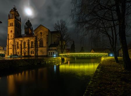 Občina Ribnica je tudi letos v podporo Junakom s 3. nadstropja zasijala v zlati barvi!