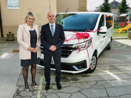 Slavnostni prevzem novega šolskega kombija