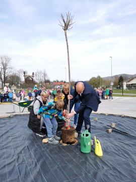 Zasaditev drevesa ob svetovnem dnevu Zemlje.jpg