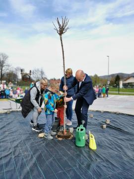 Zasaditev drevesa ob svetovnem dnevu Zemlje.jpg