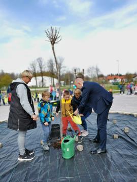 Zasaditev drevesa ob svetovnem dnevu Zemlje.jpg