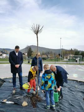 Zasaditev drevesa ob svetovnem dnevu Zemlje.jpg