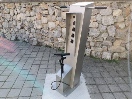Servisna postaja za kolesa pri Rokodelskem centru Ribnica