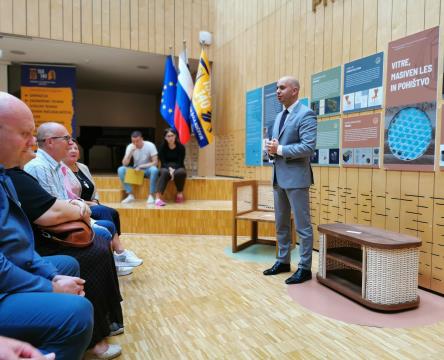 Odprtje razstave Vitre, masiven les in pohištvo