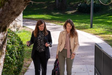 Tina Peček, direktorica Rokodelskega centra, mag. Karla Pinter, generalna direktorica Direktorata za notranji trg