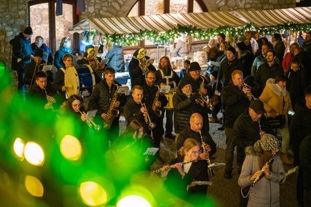 Ribnica zažarela v praznični podobi