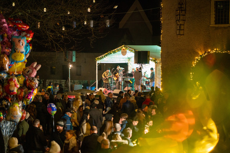 Ribnica zažarela v praznični podobi