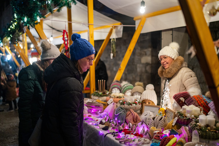 Ribnica zažarela v praznični podobi