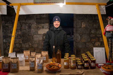 Ribnica zažarela v praznični podobi