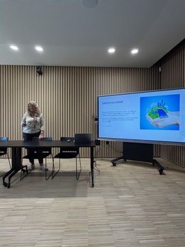 predstavitev direktorica LEAD Irena Lisac